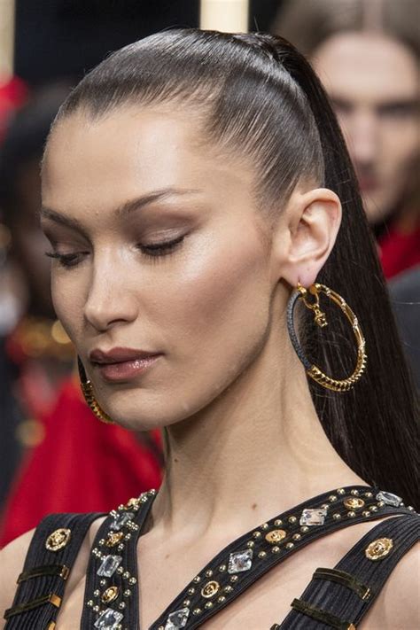 sfumature capelli 2019 uomo versace|Tendenze capelli 2019, coda di cavallo di Versace .